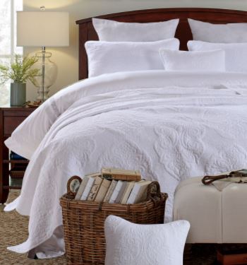 A vintage white coverlet make your guest room elegant with envy